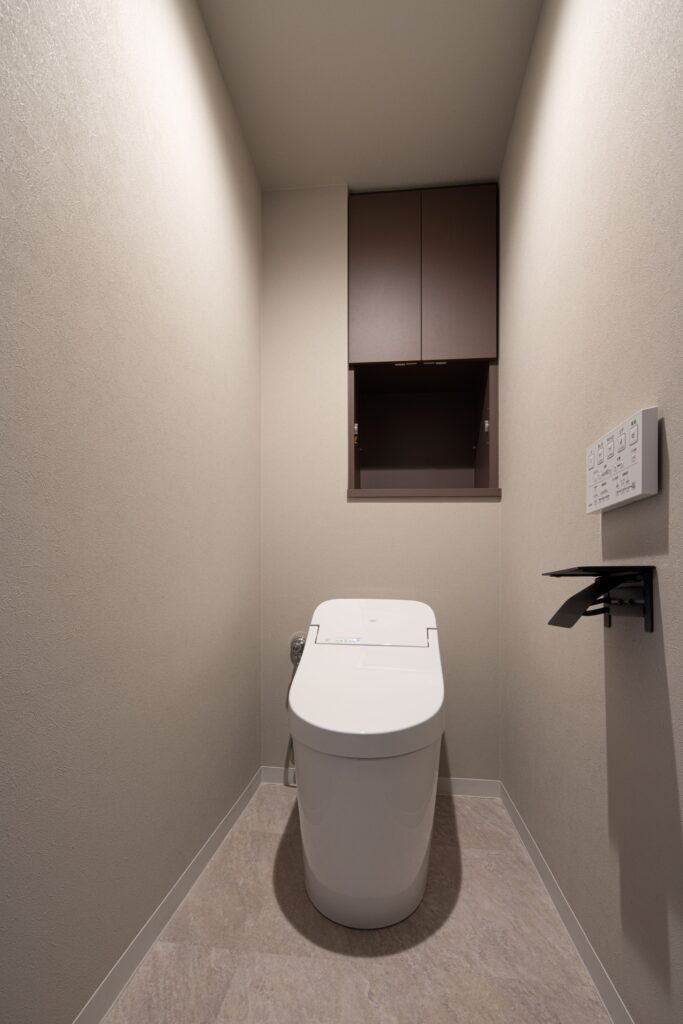 トイレは、まるでタンクレスのような見た目のTOTOのGG2。シンプルですっきり美しい空間に。