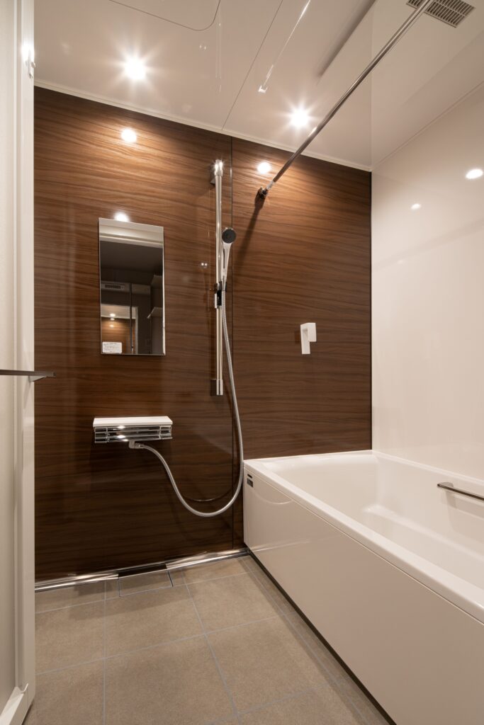 お風呂はタカラスタンダードのグランスパ。<br />
美しくて強いキープクリーン浴槽で人気の高いユニットバスです。